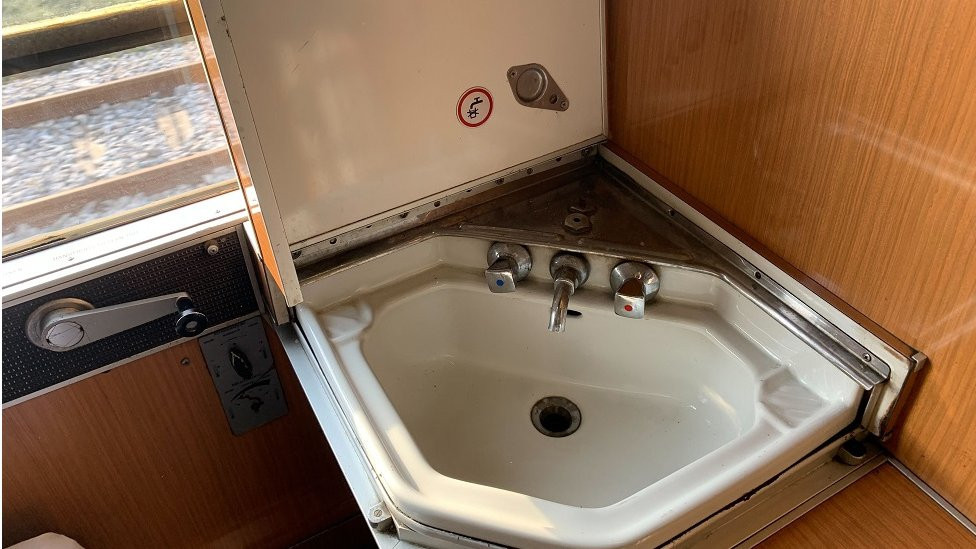 Lavabo i ručka za otvaranje prozora