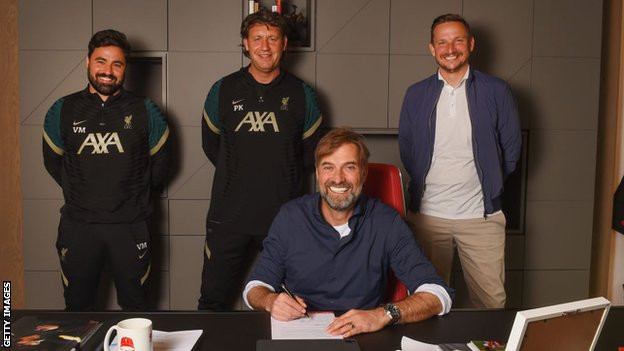 Jurgen Klopp signs his contract