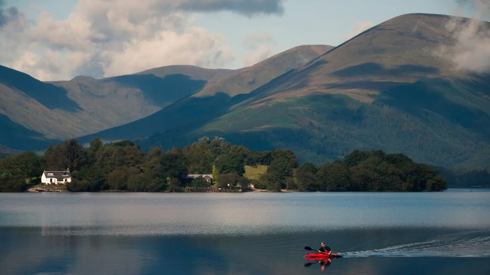 Opušteni putnici mogu iznajmiti kajak ili kanu da odveslaju do nenaseljenog ostrva Inčkonahen