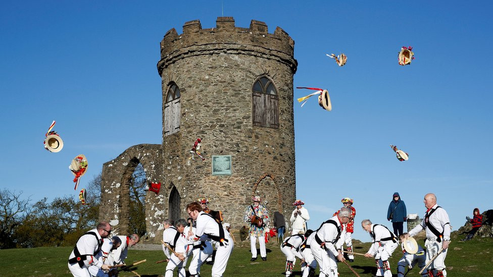 Pored okupljanja radnika, prepoznatljiva britanska tradicija za Prvi maj: Bacanje šešira u vis u Bredgejt parku, 1. maj 2018.