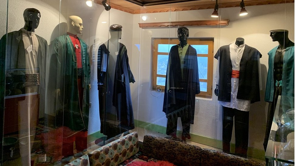 Različitu odeću nose različiti derviški redovi