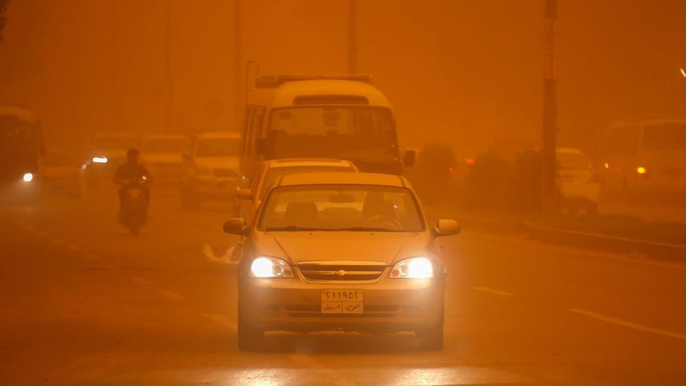 kolona vozila tokom jedne od peščanih oluja u Bagdadu