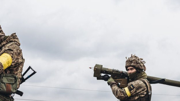 Ukrajinski vojnik nišani protivvazdušnim sistemo, 4. mart 2022, Irpinj, Ukrajina