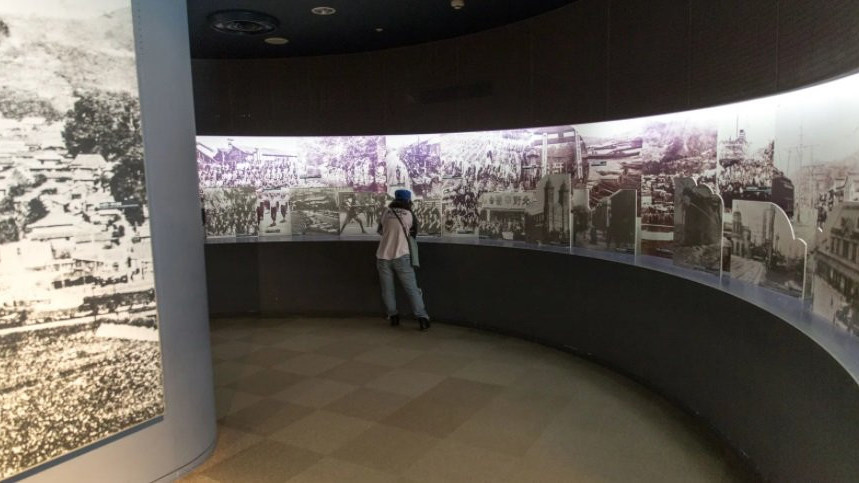 Žena u Nagasakiju posmatra posledice do sada jedinog nuklearnog napada u istoriji