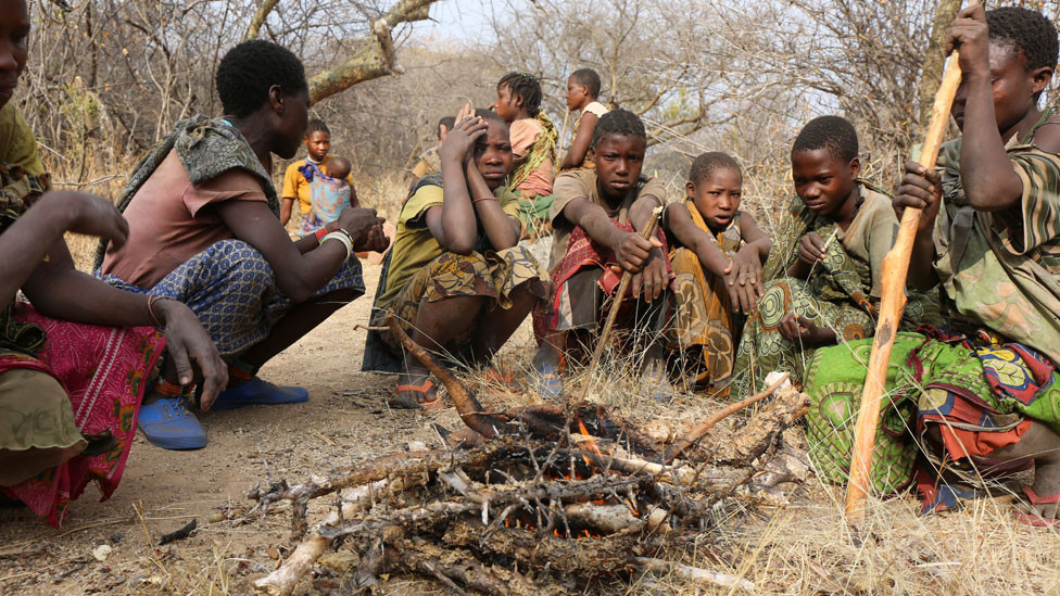 Pleme priprema hranu