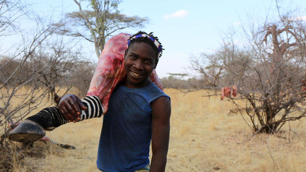 Pripadnik plemena Hadža nosi zebrinu nogu