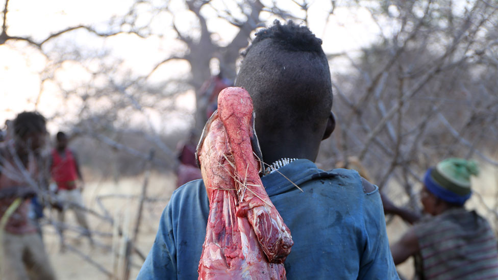 Hadža dečak nosi meso i flašicu Koka-kole