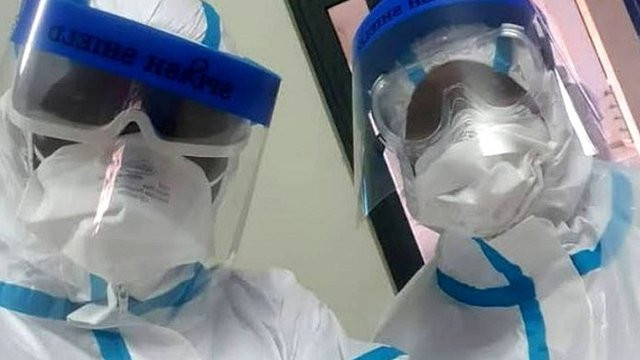 Horace Niandemo sa drugog medicinskom sestrom u opremi