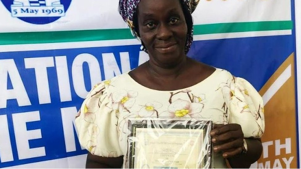 Silvija pokazuje nagradni sertifikat