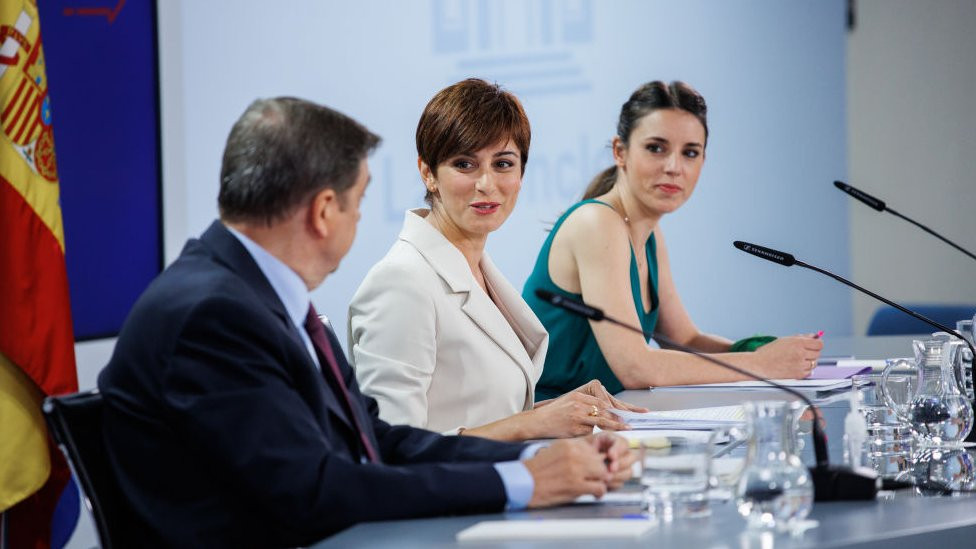 S leva na desno ministar poljoprivrede, ribarstva i hrane Luis Planas, portparolka ministra Izabel Rodrigez i ministarka za ravnopravnost Irene Montero.