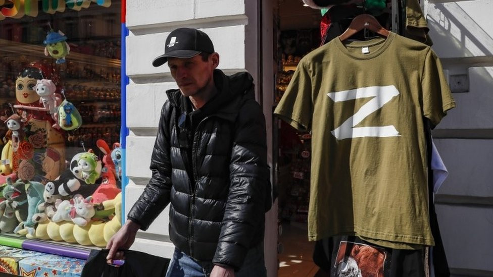 Simbol Z na majici u ruskoj radnji