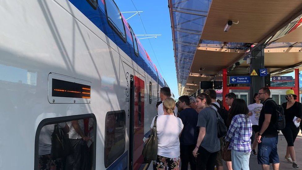 putnici ulaze u brzi voz Soko