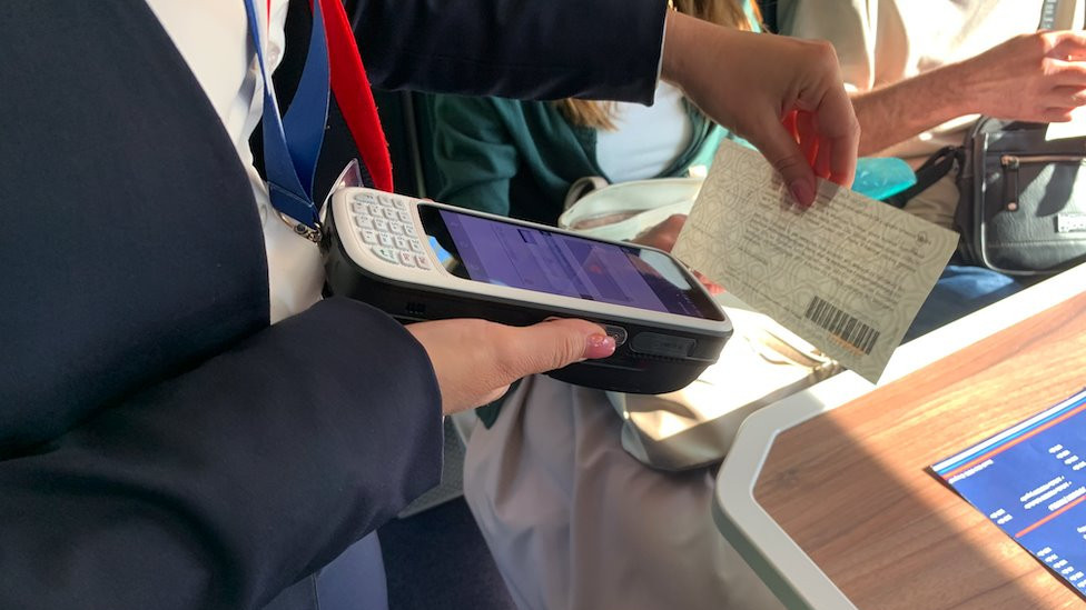 očitavanje karte u vozu