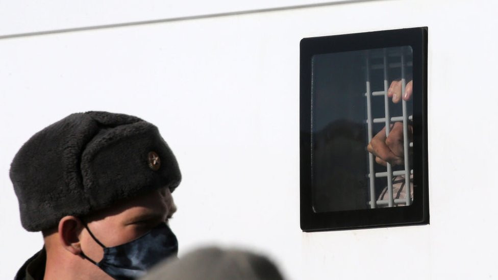 Uhapšeni muškarac na protestu na Trgu Manežnaja ispred Kremlja