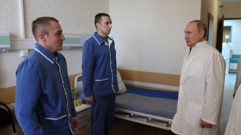 Vladimir Putin je prvi put posetio ranjene ruske vojnike u sredu