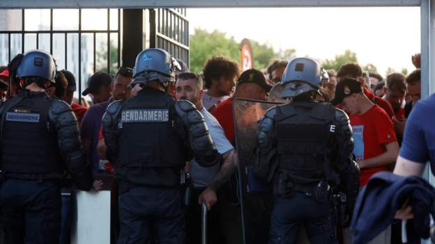 Navijači Liverpula i pariska policija