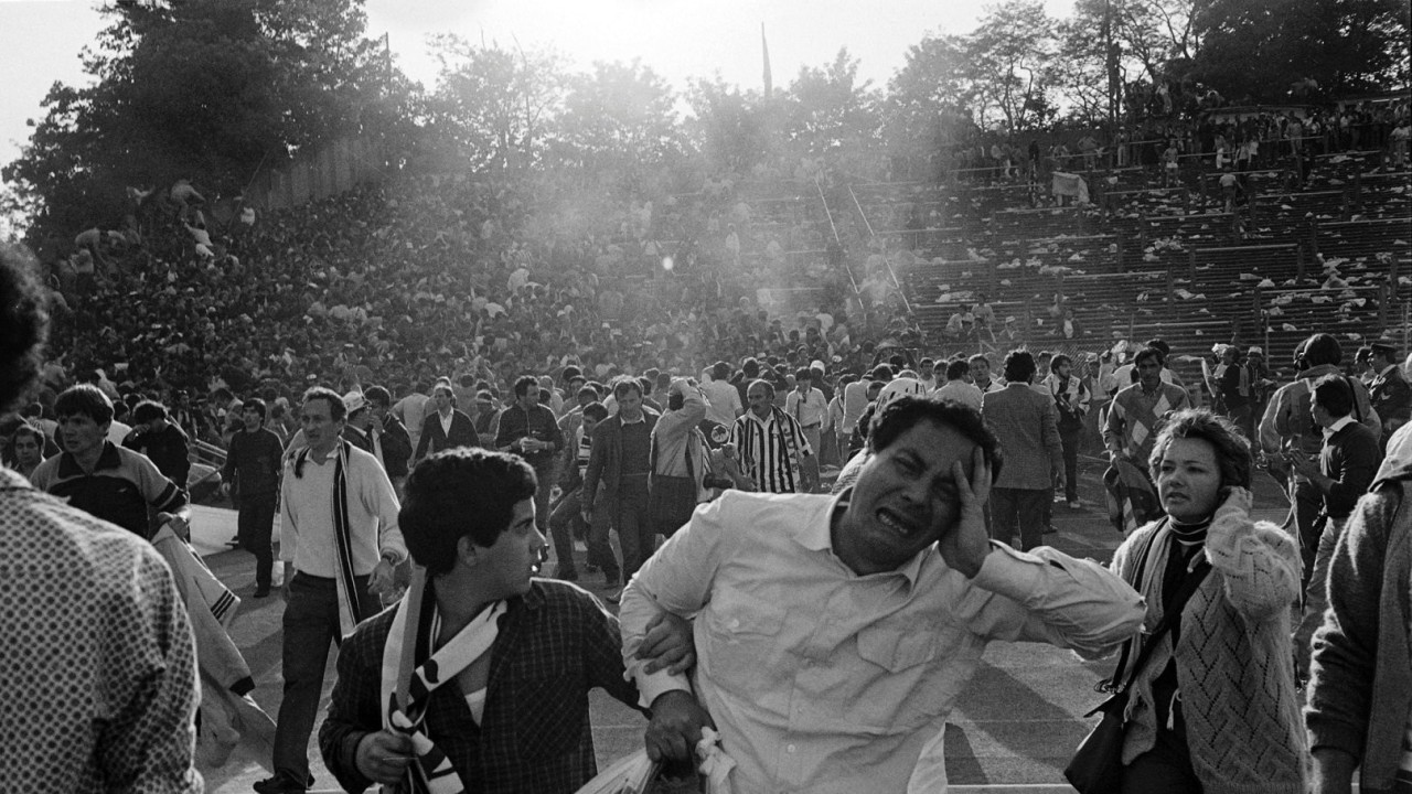 Navijači italijanskog Juventusa beže sa tribina stadiona Hejsel