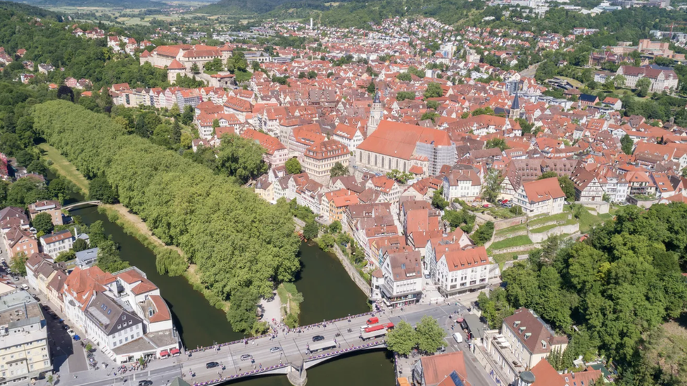 Reka Nekar protiče centrom grada, čineći ostrvce Nekarinsel