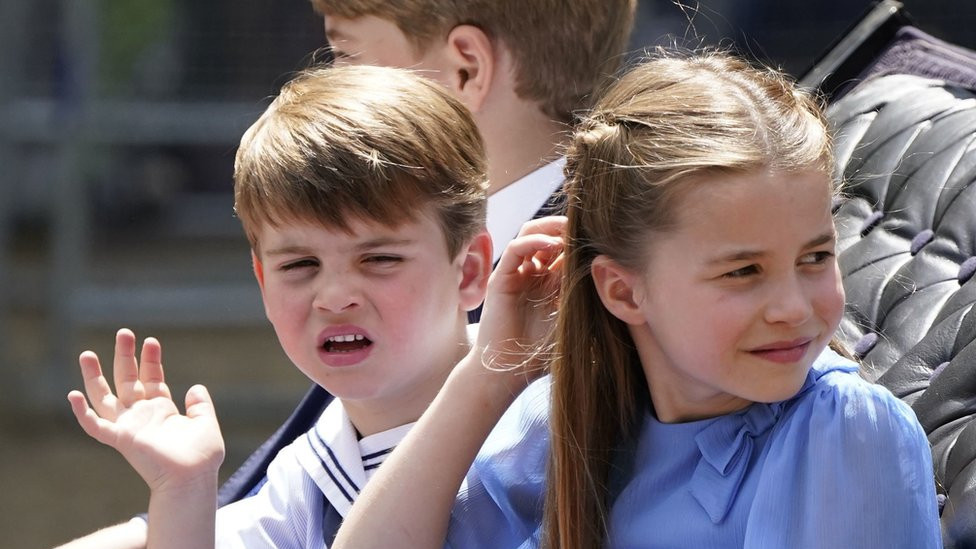 Prinčevi Džordž i Luis i princeza Šarlot mašu iz kočije tokom parade