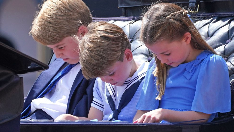 Princ Džordž, princ Luis i princeza Šarlot se poklanjaju iz kočije