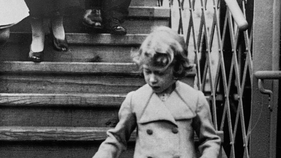 Princeza Elizabeta na stanici Glamis sa Dukijem nakon što se upravo pridružio porodici