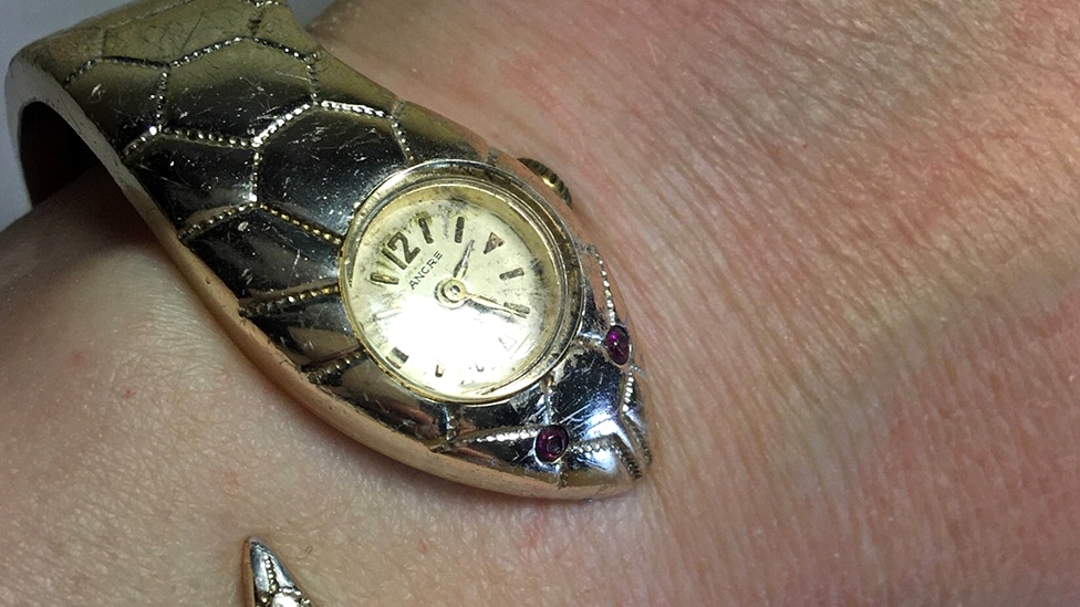 Braslet-zmeйka na ruke Irinы Lomtevoй - podarok ee deduški Эrika ee babuške Elene