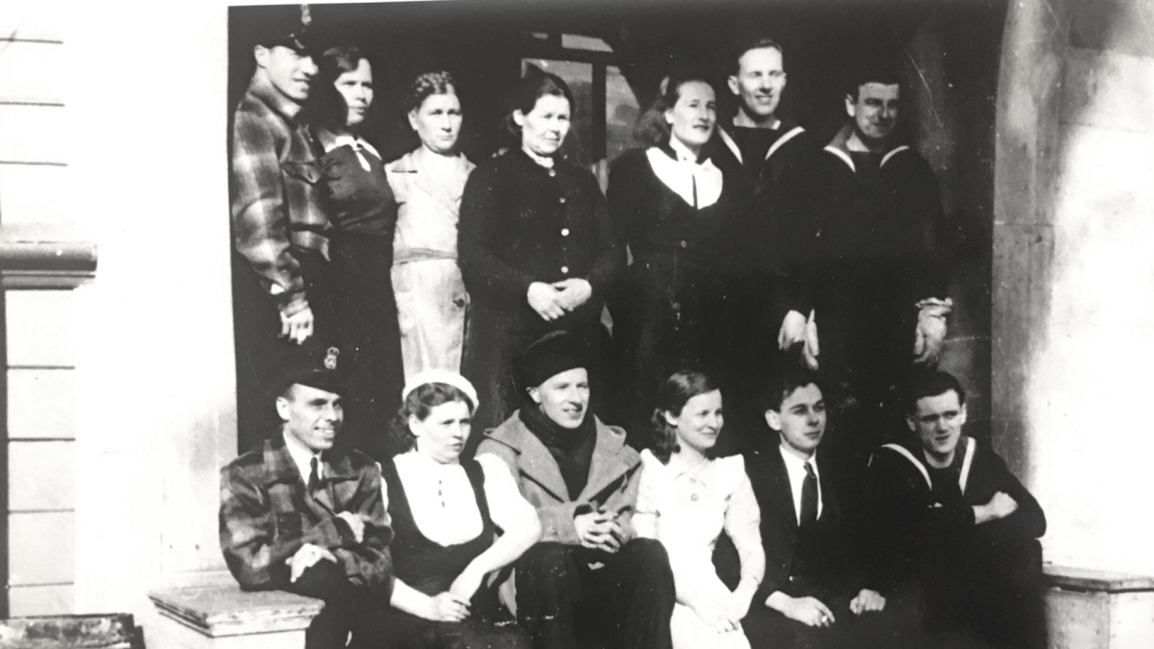 Voennoslužaщie britanskoй missii v Arhangelьske i ih podrugi, 1942 god