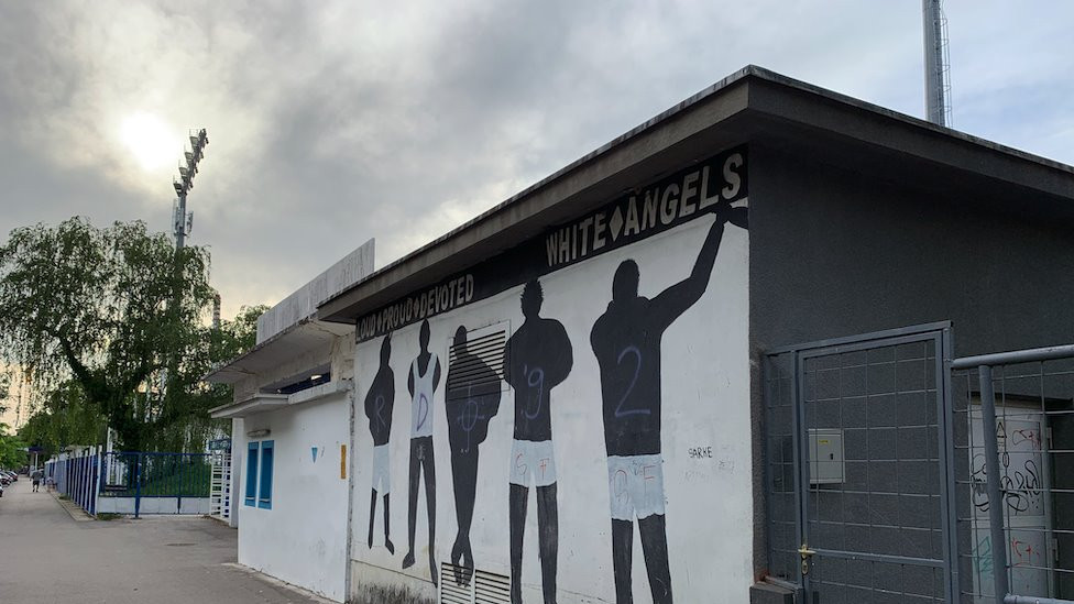 Beli Anđeli na stadionu