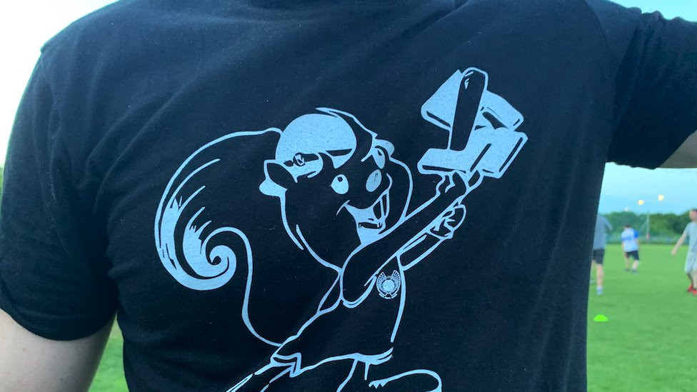 Zagi razbija svastiku