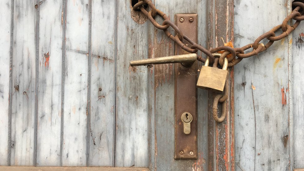 katanac na ulazu u jednu gošinu fabričku halu