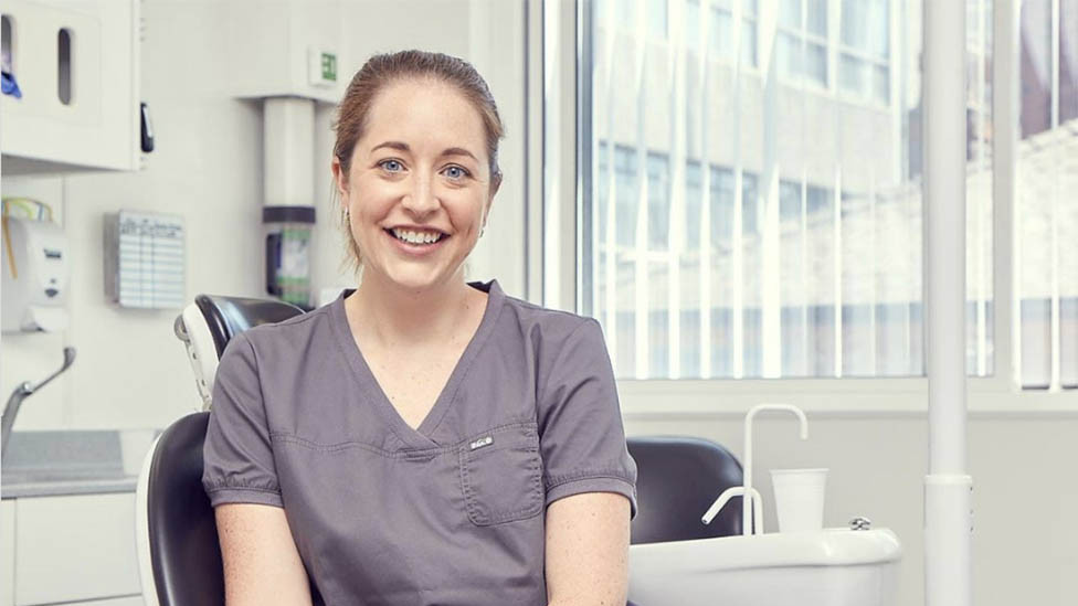 Džen Praudler u stomatološkoj ordinaciji