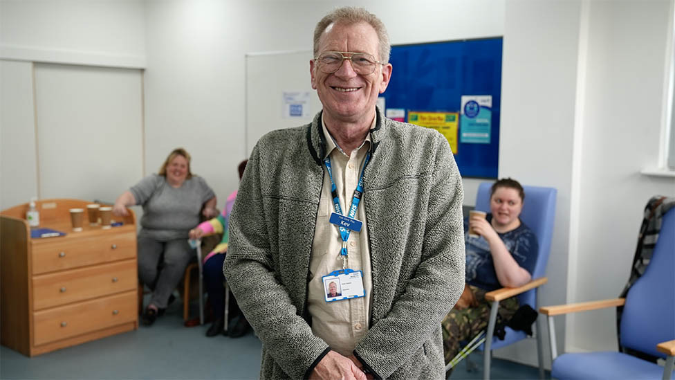 Kevin, poznatiji kao Kev, organizuje grupne podrške na njegovoj klinici