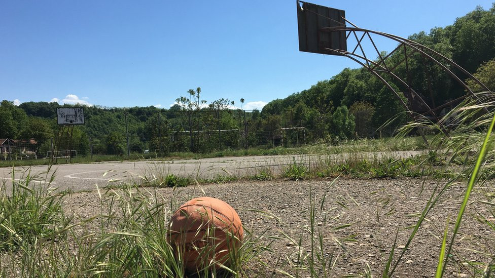 Zapušteni sportski tereni hotela Kastrum u Gamzigradskoj banji