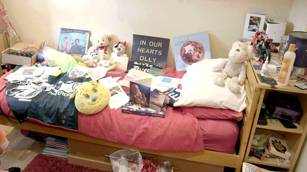 Olijeva soba je puna razglednica od ožalošćenih - njegov plišani meda Tarzan se nalazi njegovom krevetu