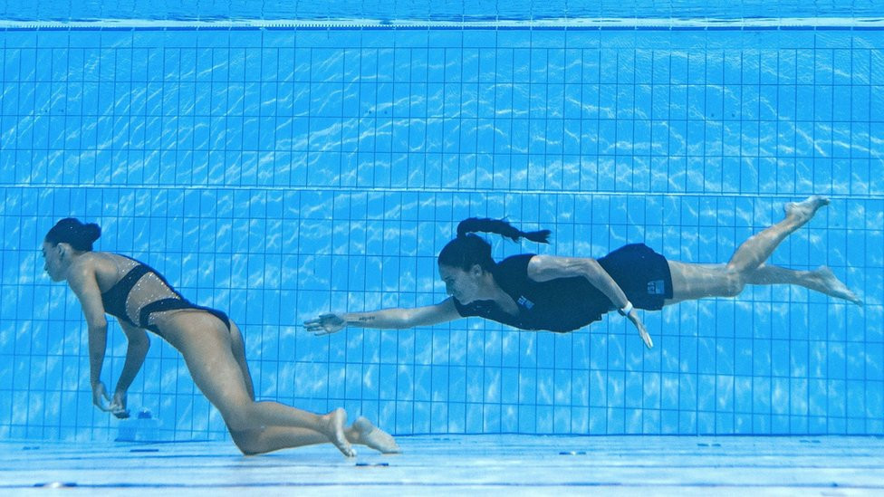 Anita Alvarez is rescued underwater by her coach Andrea Fuentes