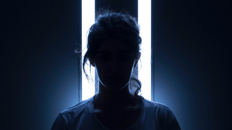 Siluэt ženщinы v temnote