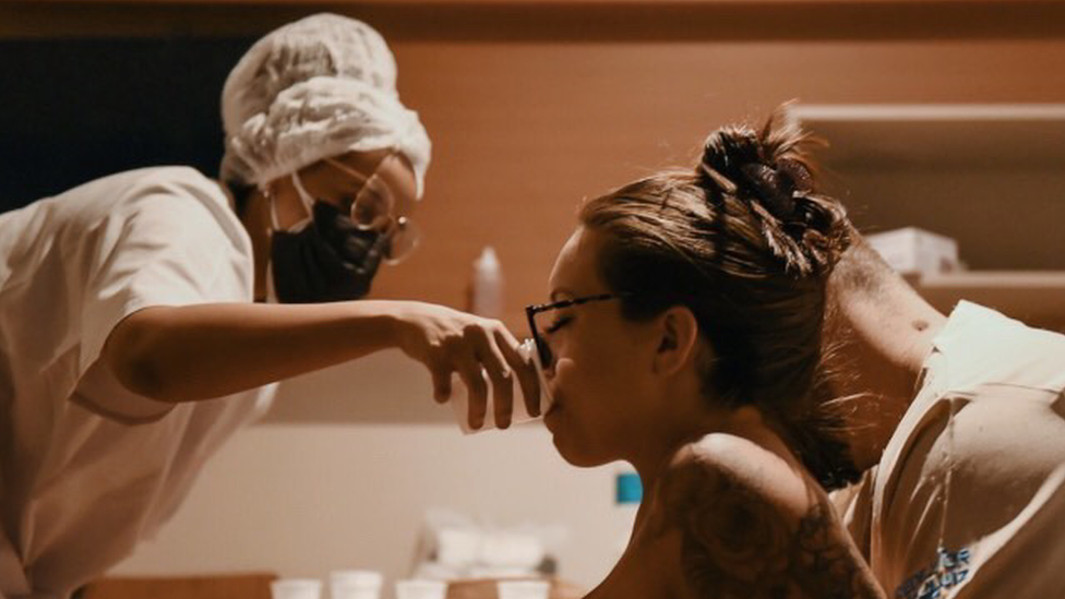 A photo of Daniella de Oliveira and a pregnant woman