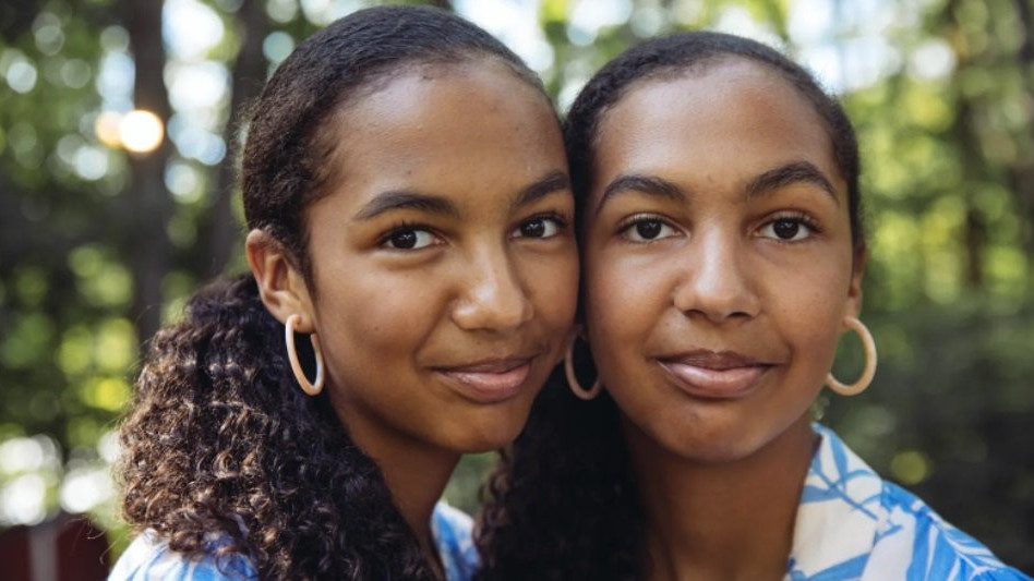 Jednojajčani blizanci na festivalu Twins Days u Tvinsburgu, Ohajo. Jednojajčani blizanci nastaju kada se jedno jaje, oplođeno jednim spermatozoidom, podeli