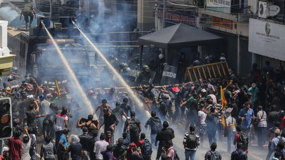 Protest, suzavac i vodeni top, Kolombo, jul 2022.
