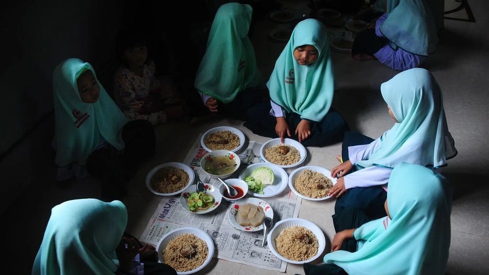 Deljenje hrane je uobičajeno u mnogim svetskim religijama - i možda odražava neke praistorijske običaje