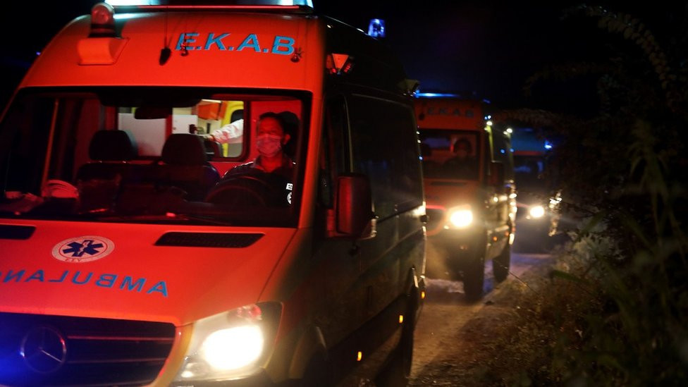 Pripadnici Hitne pomoći na mestu pada