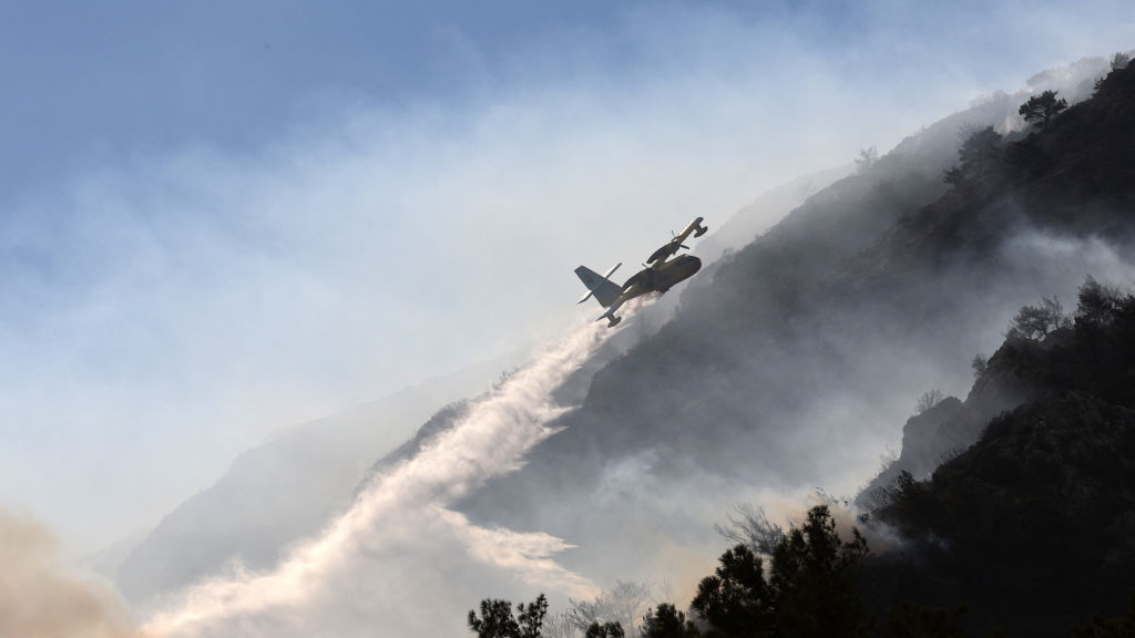 Vatrogasni avion iznad šumskog požara u Turskoj