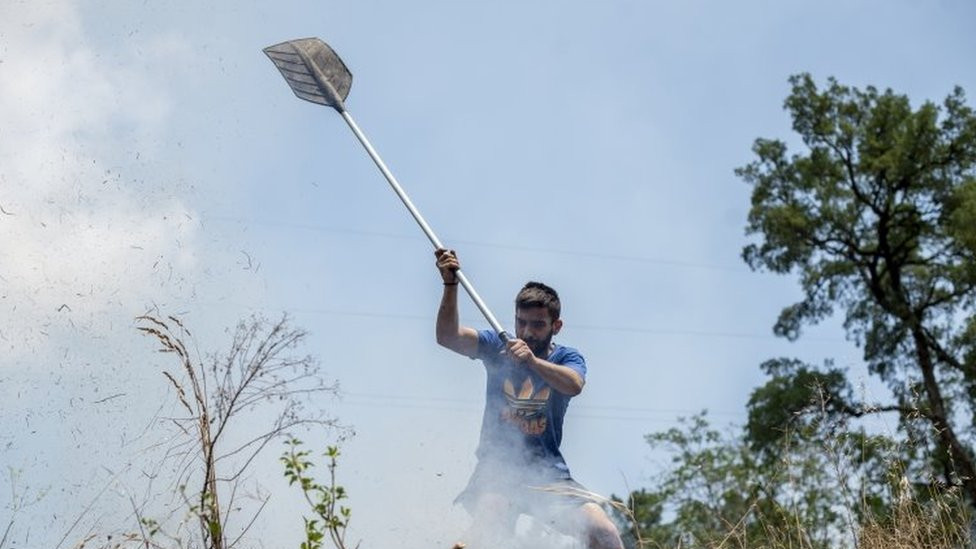 Čovek gasi požar u Španiji