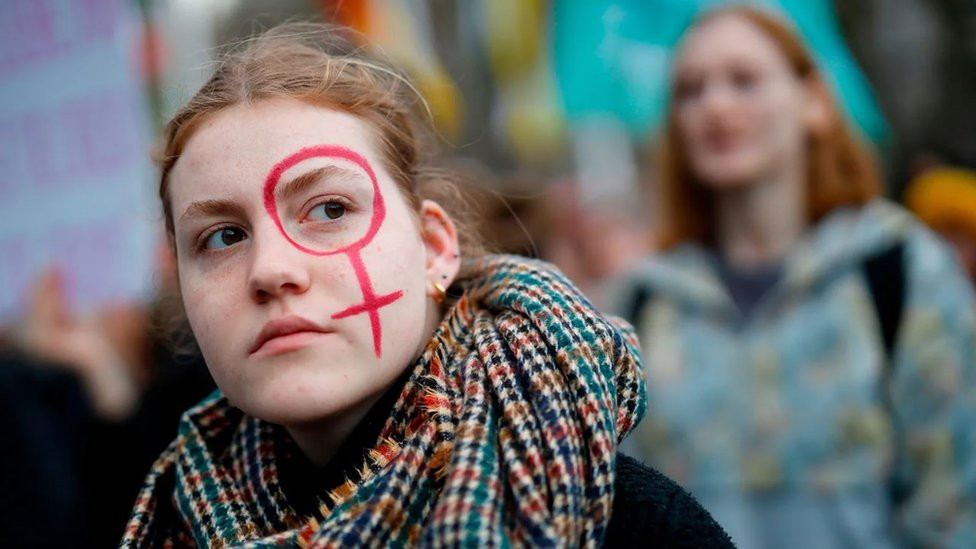 Žena sa iscrtanim licem