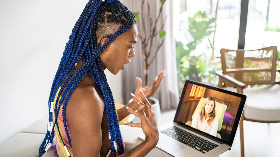 Žena za kompjuterom