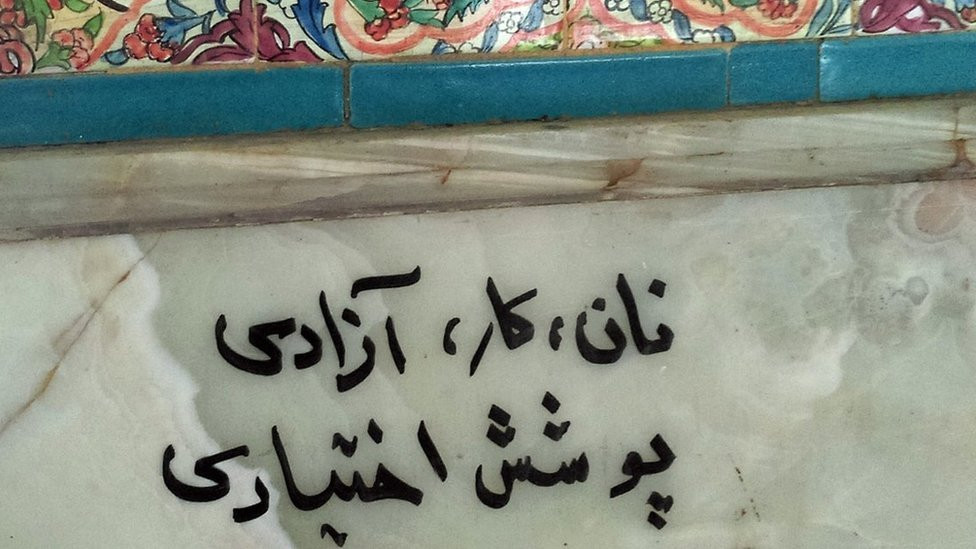 Grafiti glasi: „Hleb, posao, dobrovoljni veo"