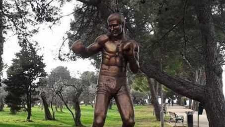 Spomenik Mati Parlovu u Fažani