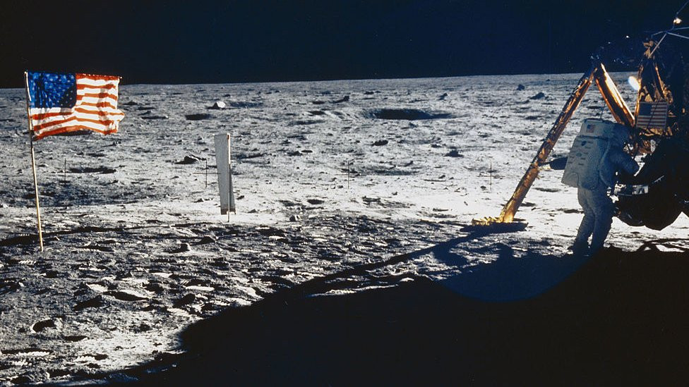 Američka zastava na površini Meseca