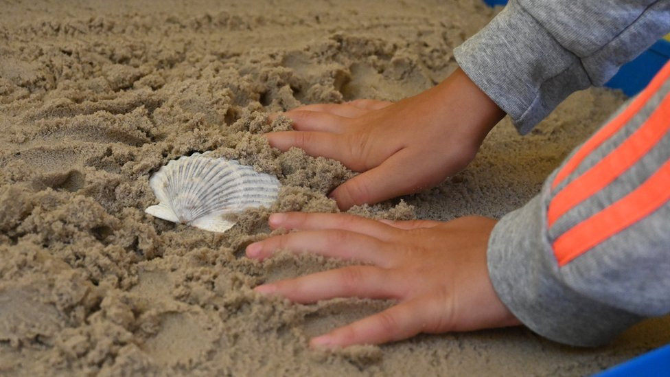 Dete se igra u pesku