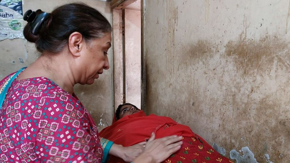 Zubaidu pregleda doktorka Kuršida Aman